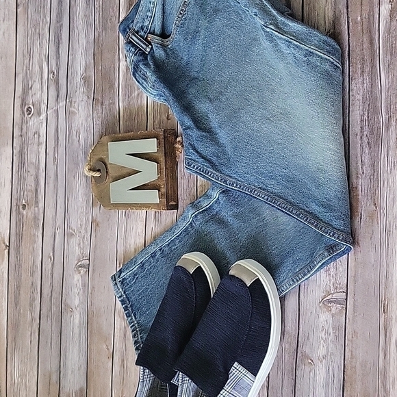 Levi's relaxed fit medium wash jeans with 31" inseam - Picture 1 of 14